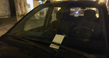 Vehículo multado por aparcar sobre la acera en San Martín