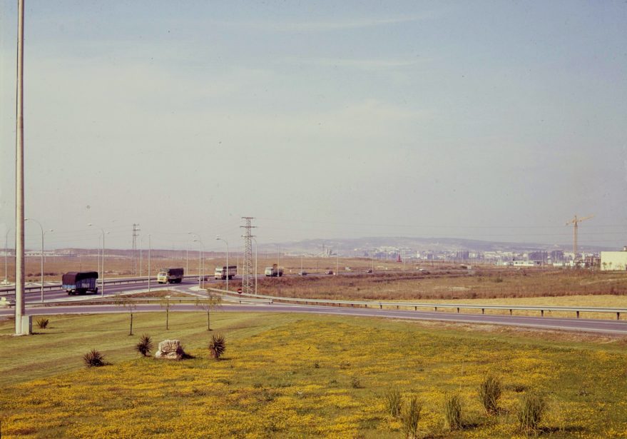 Panorámica de la circunvalación y Lakua sin construir desde el recién construido puente de la avenida de los Huetos, hacia 1976. Fondo Fotográfico de la Fundación Sancho el Sabio.