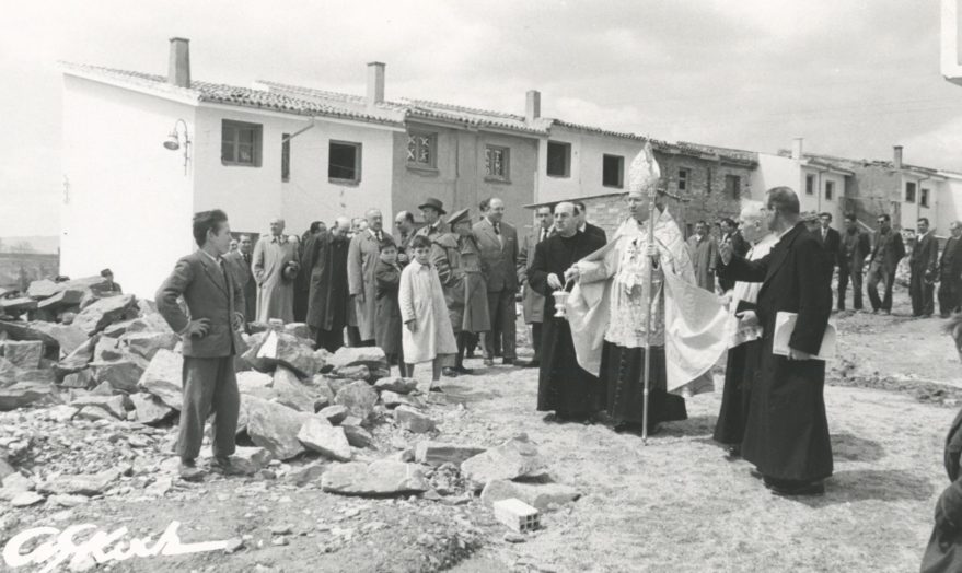 Autoridades el día de la entrega de viviendas el 1 de mayo de 1959. Fondo Fundación Sancho el Sabio.