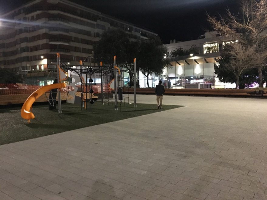 La Plaza Santa Bárbara estrena pérgola y columpios | Gasteiz Hoy