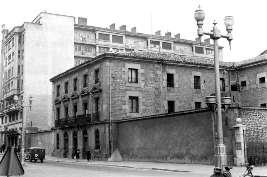 Aspecto de la antigua cárcel en la calle La Paz junto al antiguo cine Amaya. Fondo Schommer. ATHA.