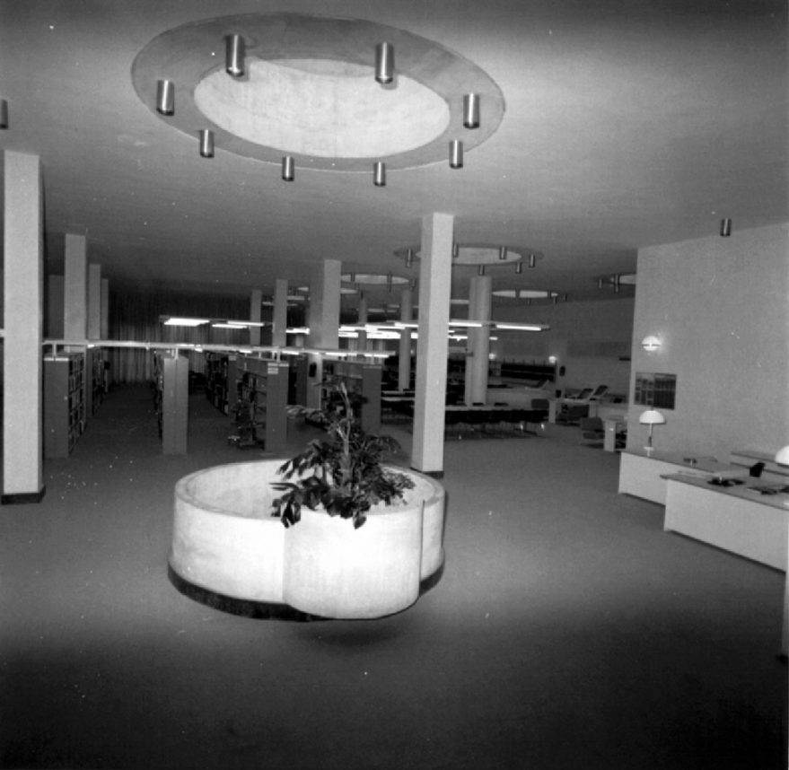 Interior de la biblioteca en 1976. ATHA.