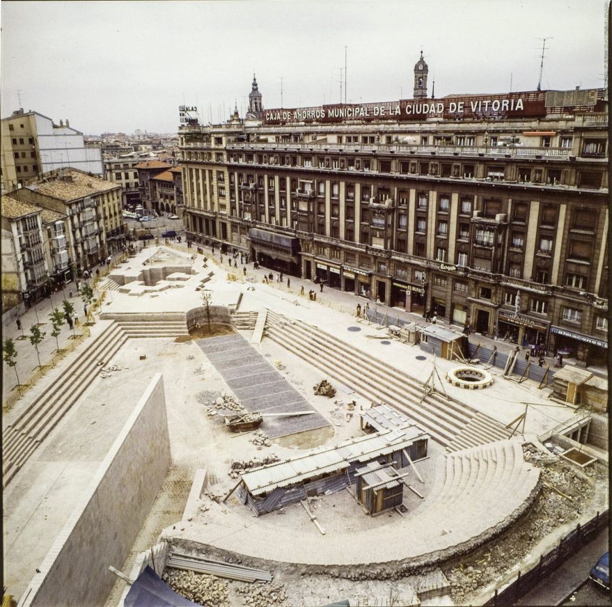 La plaza de los Fueros fue unos de los proyectos más controvertidos de aquella época. Aspecto de la plaza hacia 1980-81. Fondo Fundación Sancho el Sabio.