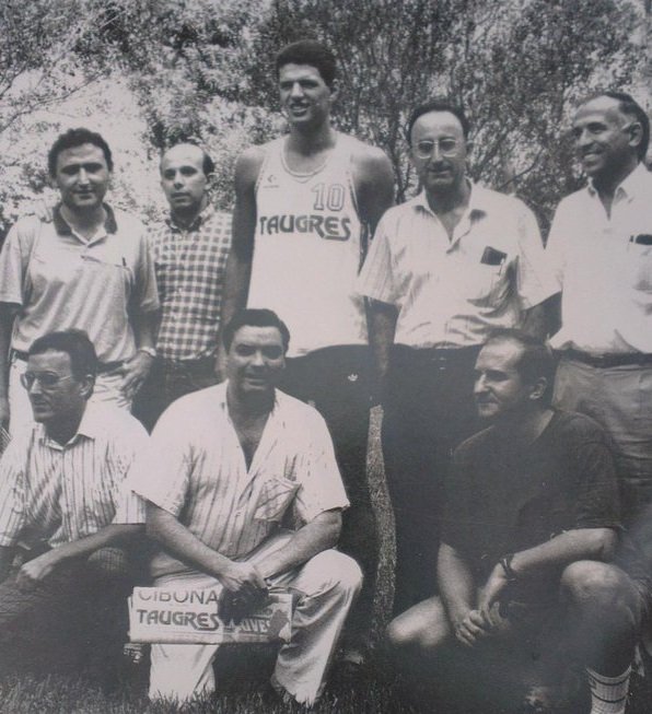 Foto:Mikel Añua.Verano de 1987 Petrovic con la camiseta del Taugres Baskonia en el Hotel Orange de Benicassim Foto:Mikel Añua.Verano de 1987 Petrovic con la camiseta del Taugres Baskonia en el Hotel Orange de Benicassim