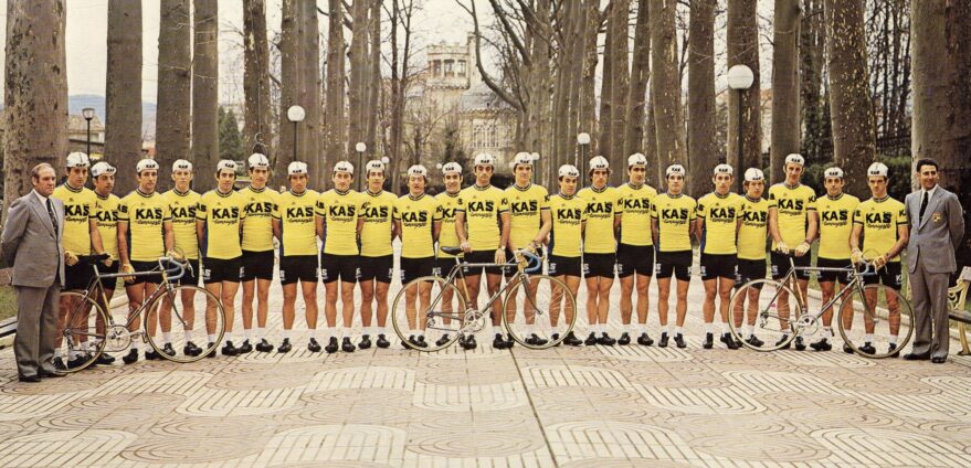 Foto del equipo ciclista KAS en la senda en 1977.
