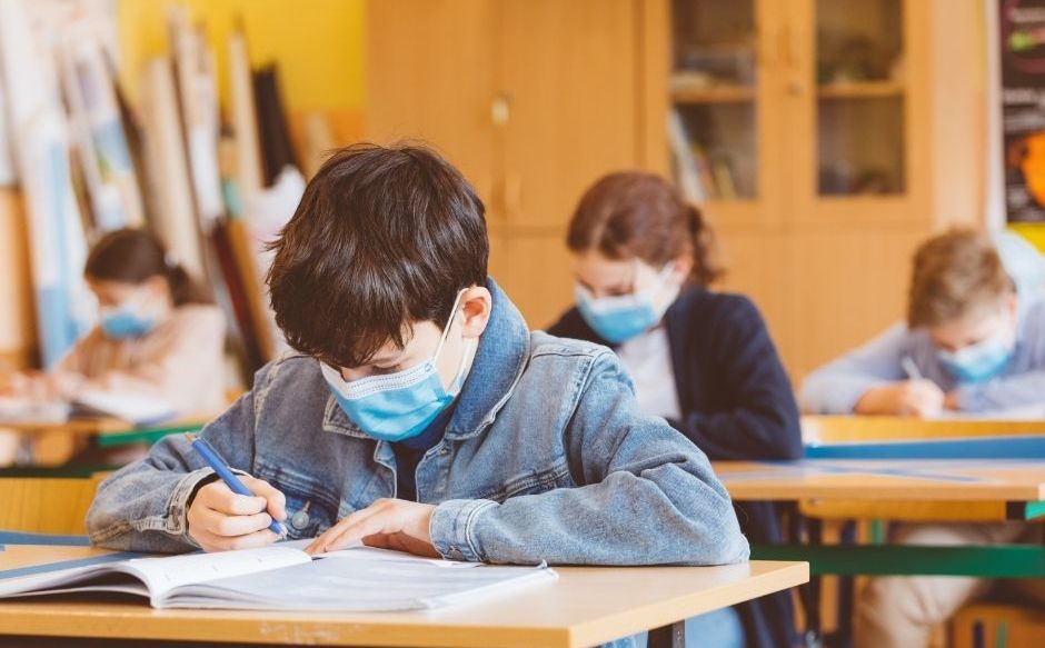 Educación recomienda "no utilizar mascarilla" en colegios y acaba con las burbujas - Gasteiz Hoy