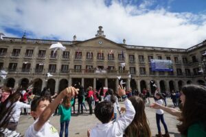 Palomas y poemas por la paz en el centro de Vitoria