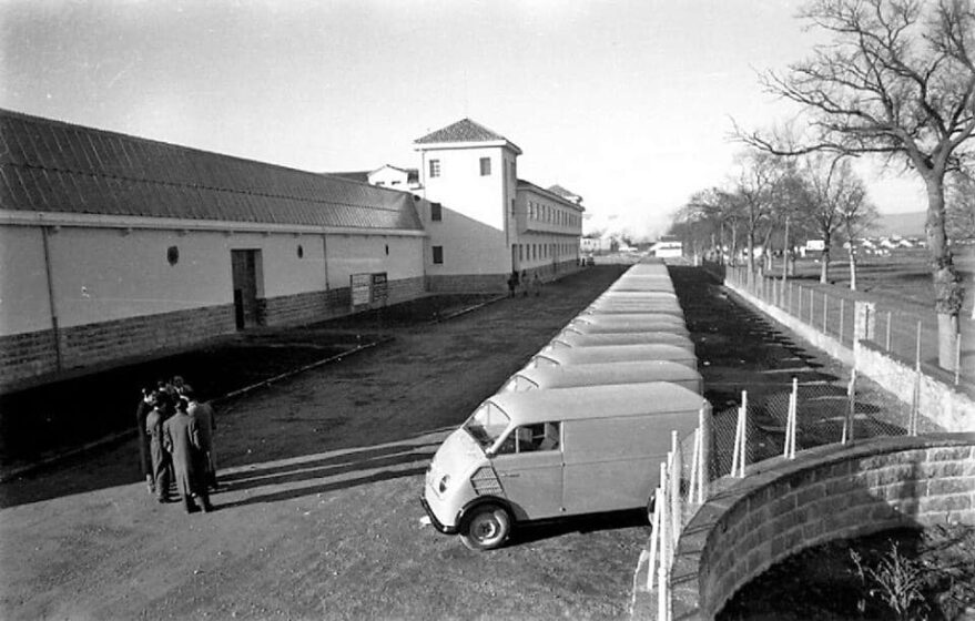Exterior de la fábrica de IMOSA en la actual avenida de los Huetos en 1954. PhotoAraba.