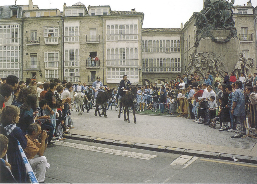 Aspecto de la carrera de burros en la Virgen Blanca de 1992.