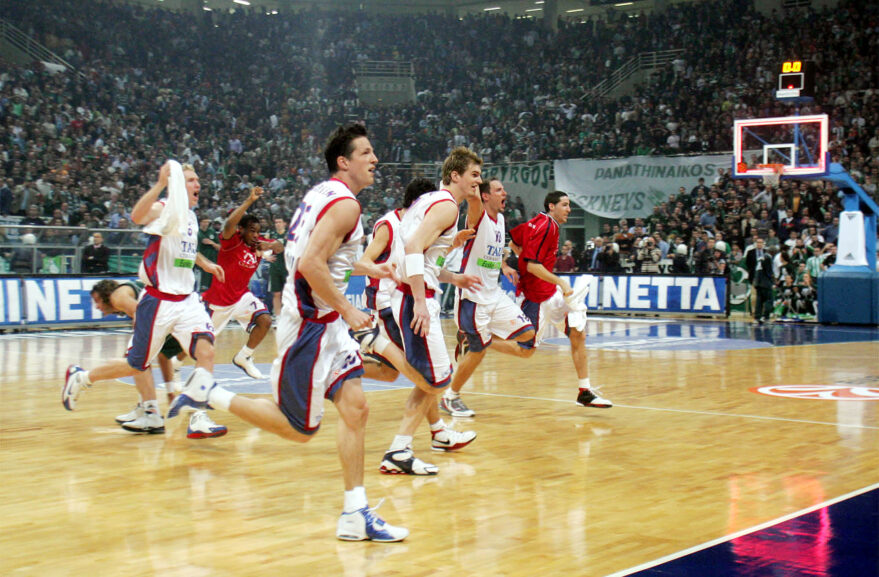 Foto: Euroleague. Los jugadores del Baskonia tras ganar en el OAKA (12/04/2006)