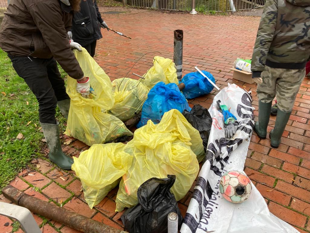 Vecinos recogen 45 kilos de basura en el río de Zabalgana
