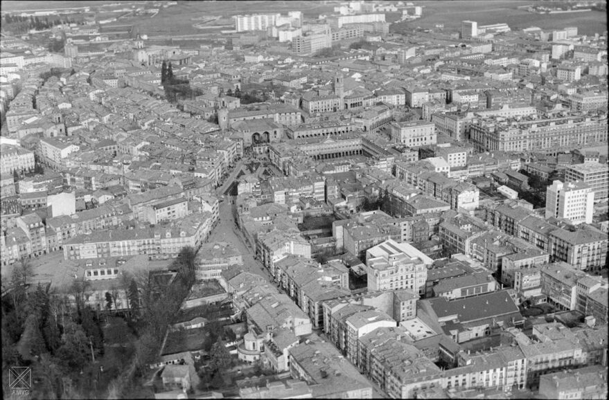 Vista aérea del ensanche del XIX de Vitoria-Gasteiz en 1961. ARQUÉ. AMVG.