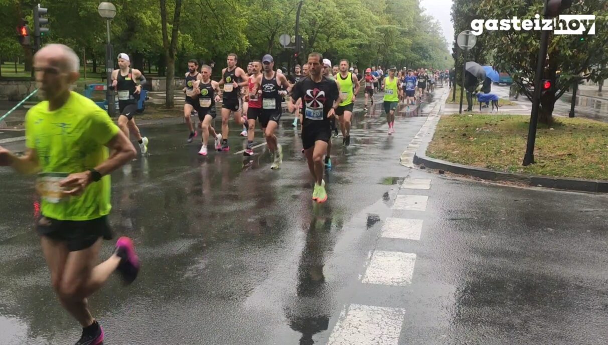 VIDEOS: La Maratón Martín Fiz recorre Vitoria bajo la lluvia