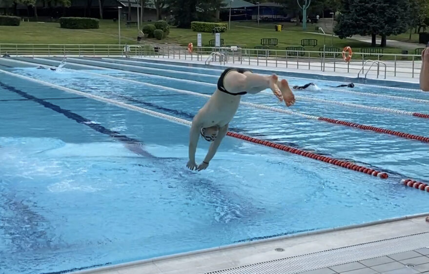 VÍDEO: los bañistas estrenan las piscinas de Mendi