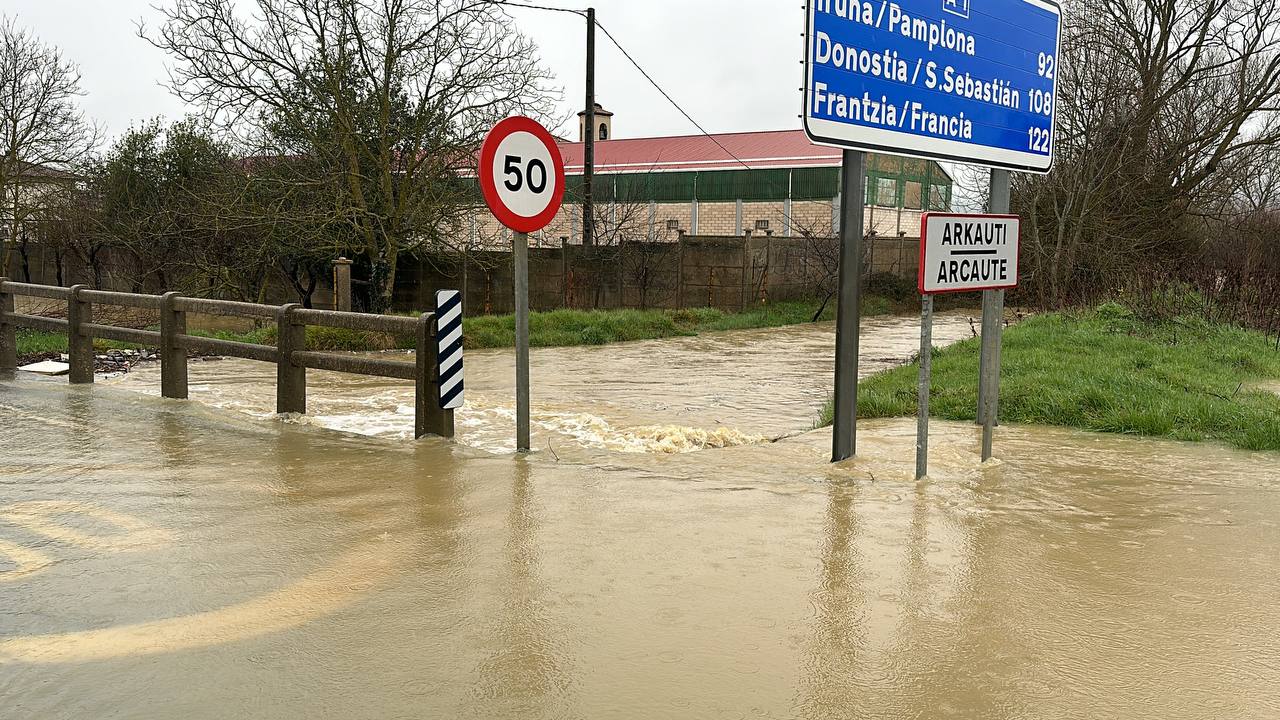 VIDEO Y FOTOS: La inundación que ha cortado el acceso a Vitoria por Arkaute
