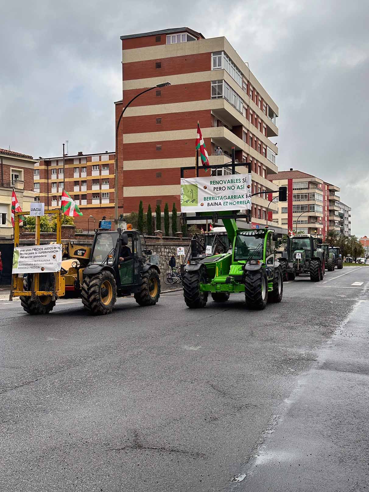 Los tractores vuelven un día más a las calles de Vitoria