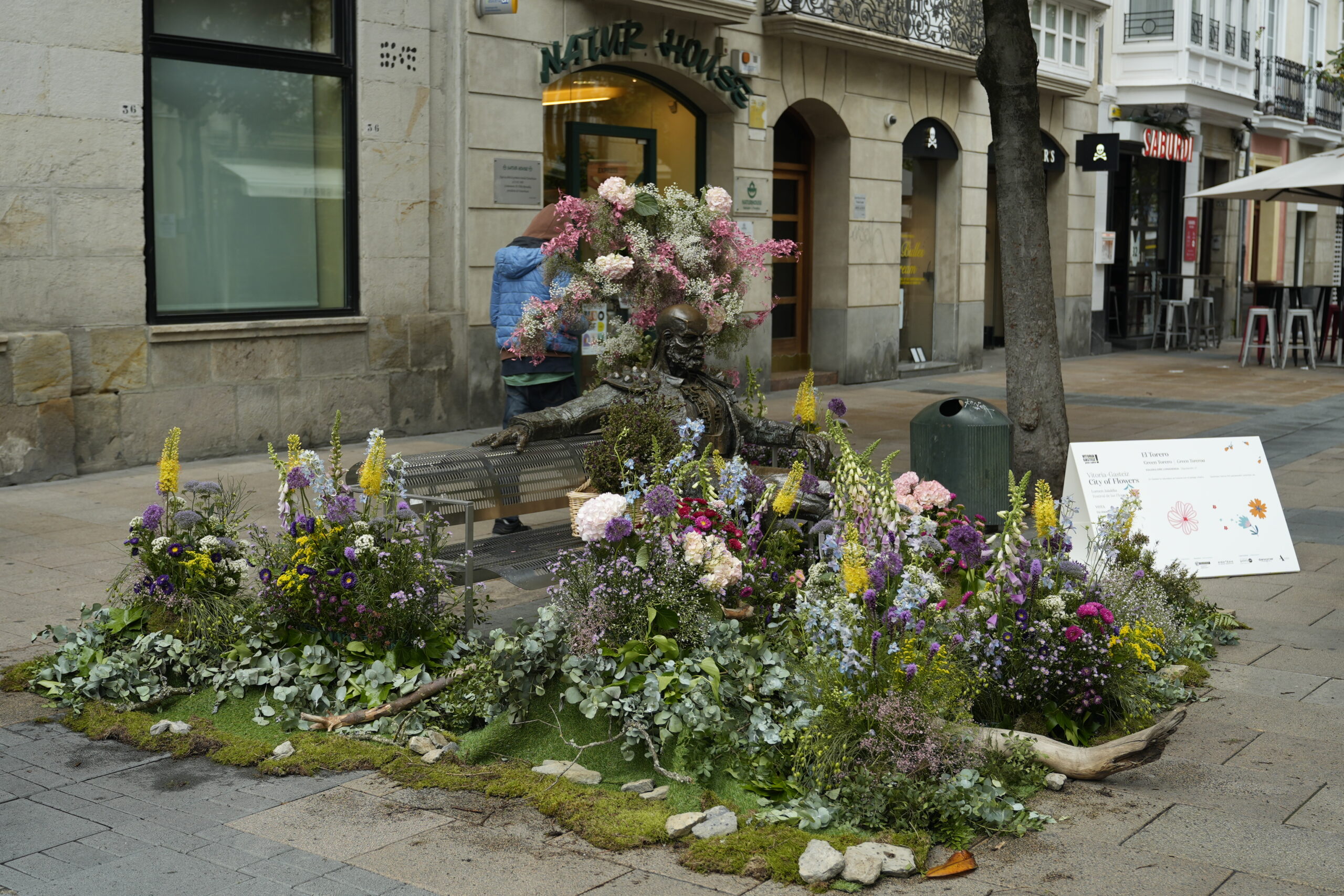FOTOS: Las flores visten los monumentos de Vitoria