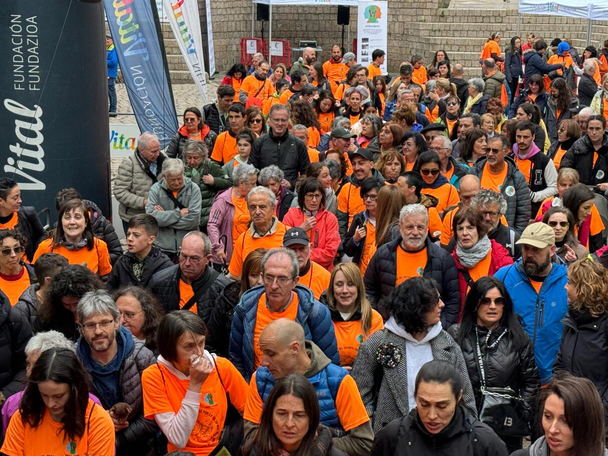 VÍDEO: La marea naranja marcha por la salud mental en Vitoria